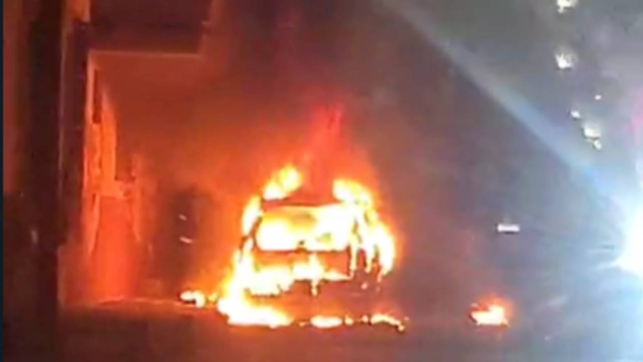 Voraz incendio arrasa con una camioneta en el centro de Culiacán