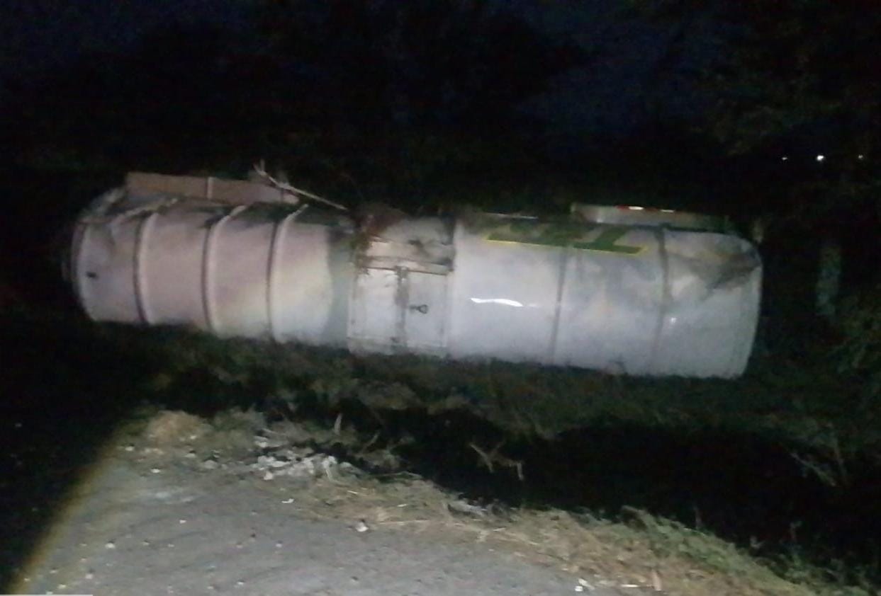 Vuelca cisterna cargada de combustible sobre la Mazatlán-Culiacán; cierran la circulación por riesgo de una explosión
