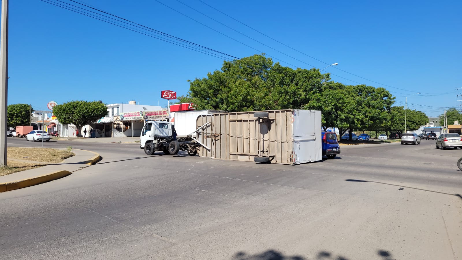Vuelca remolque de camión por exceso de carga en Mazatlán