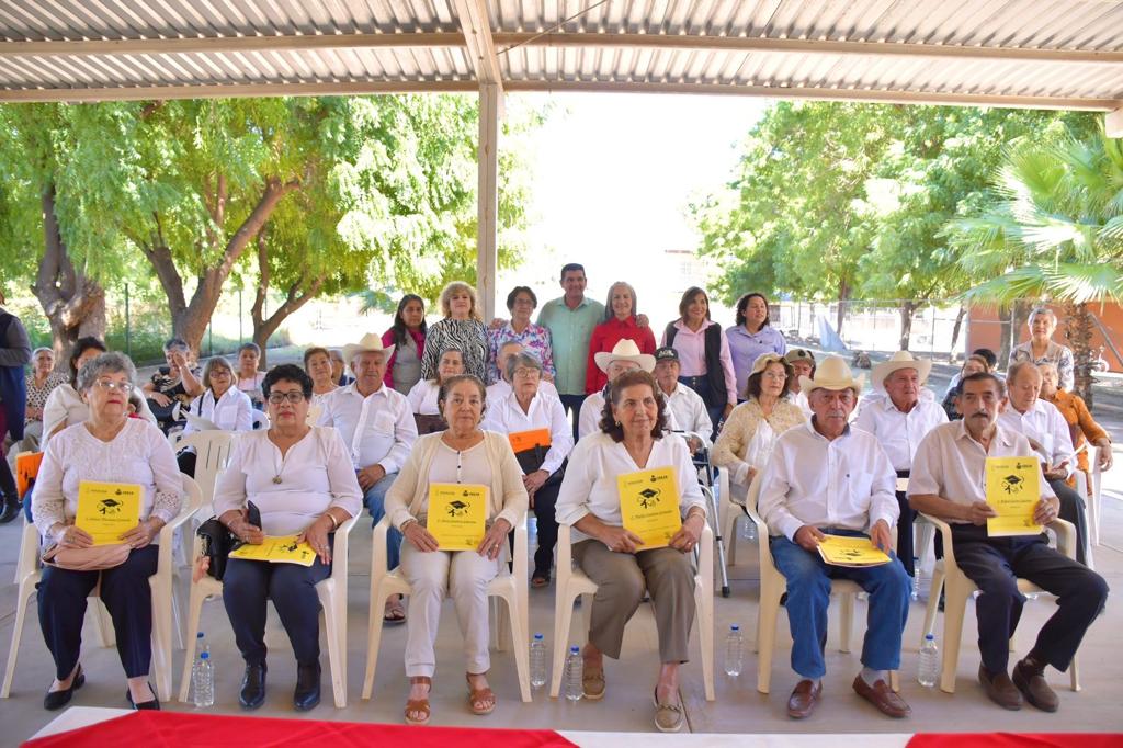 ¡Tarde pero seguro! Reciben 22 adultos mayores su certificado de estudios en primaria y secundaria