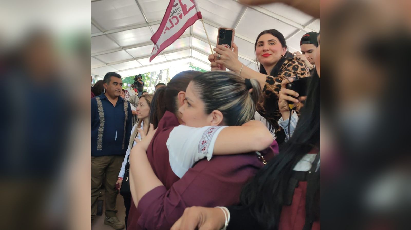 ¿Por qué no estás allá arriba? Pregunta Claudia Sheinbaum a Merary y la invita a subir al templete