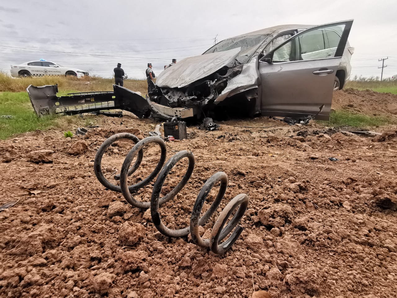 Conductor de Toyota Grand Highlander queda volcado a las orillas de la México 15 en Ahome