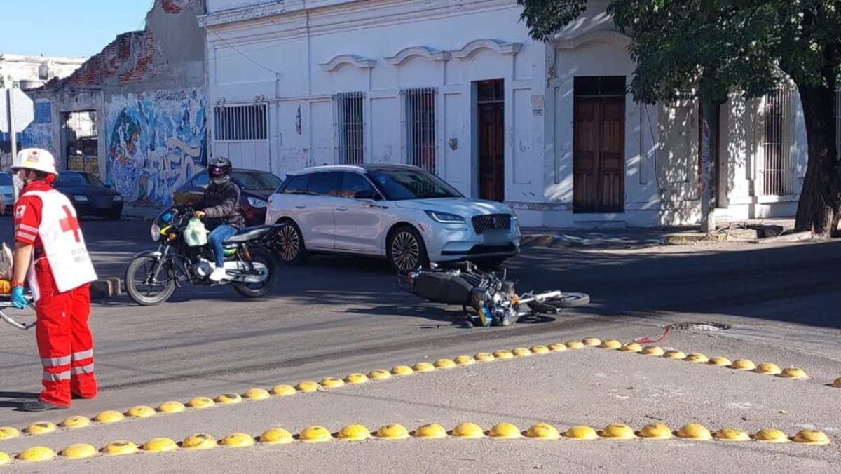 Motociclista resulta lesionado luego de ser atropellado en el centro de Mazatlán