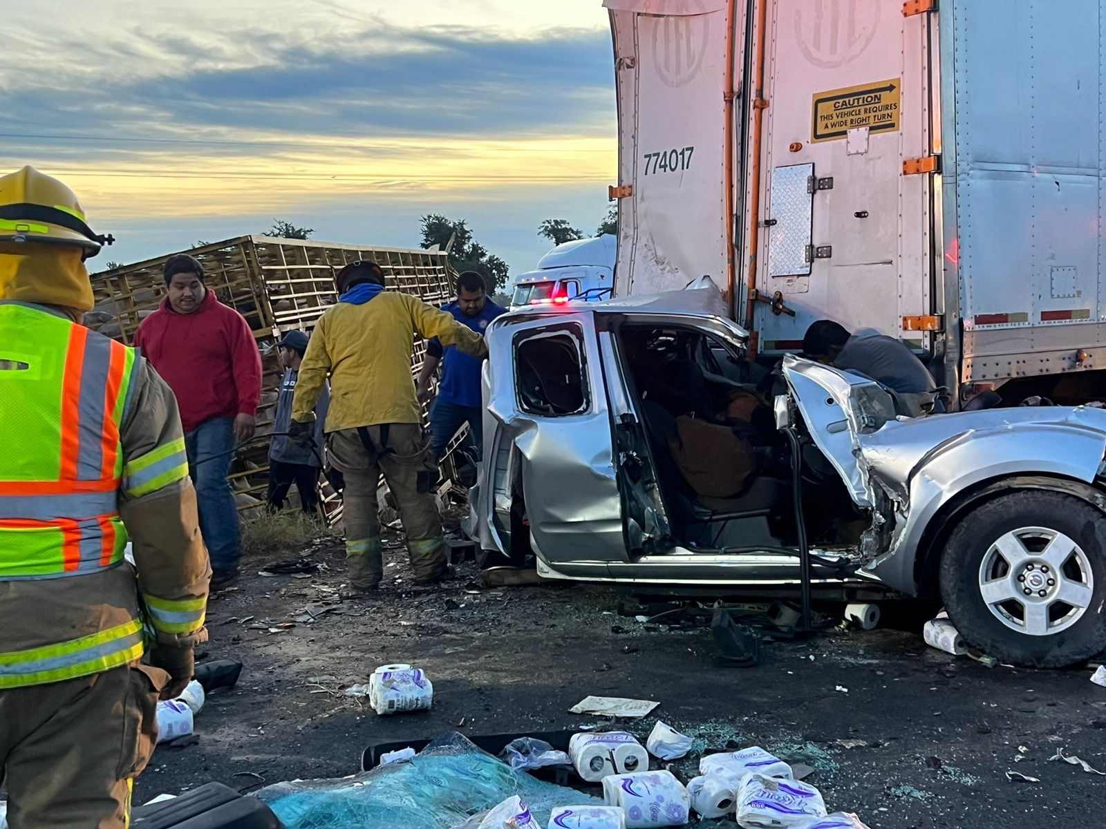 Se registra accidente en la maxipista Culiacán-Mazatlán entre tráiler con papel higiénico, otro con puercos y camionetas