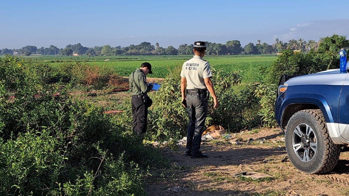 Localizan un hombre sin vida a un costado de la carretera México 15, en Guasave