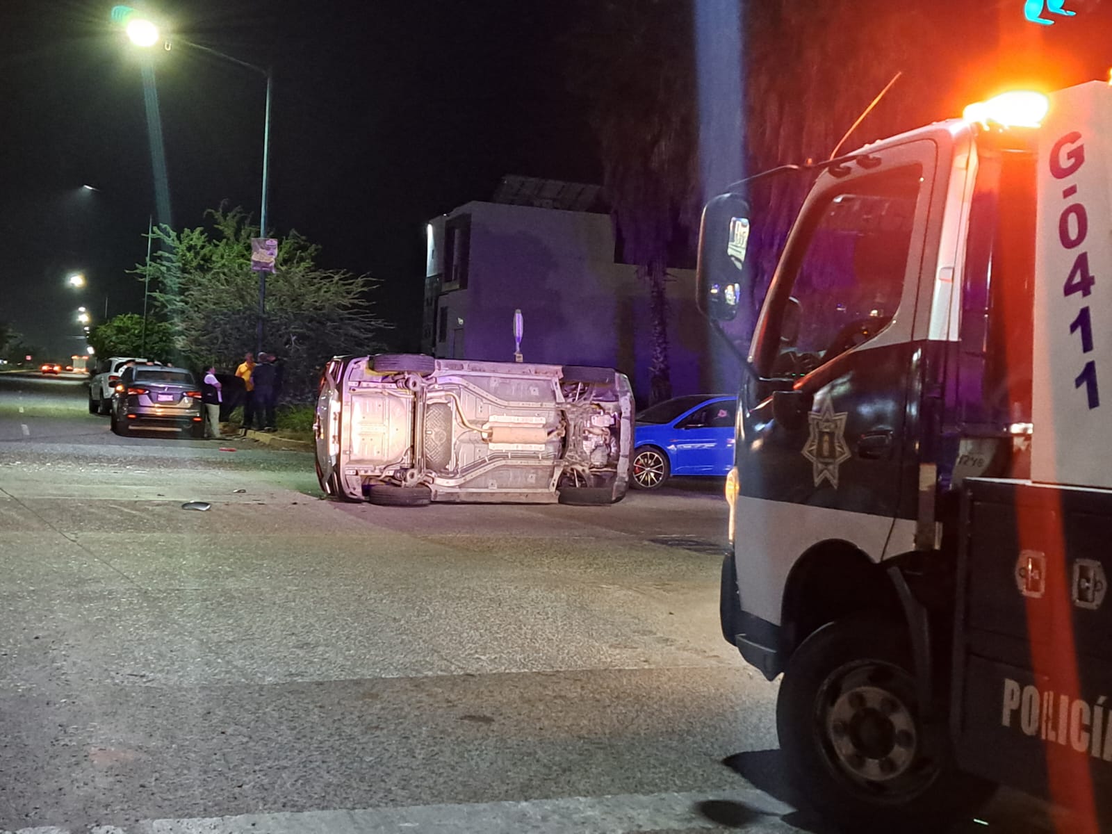 En Culiacán, chocan dos vehículos en Villas del Río y uno vuelca