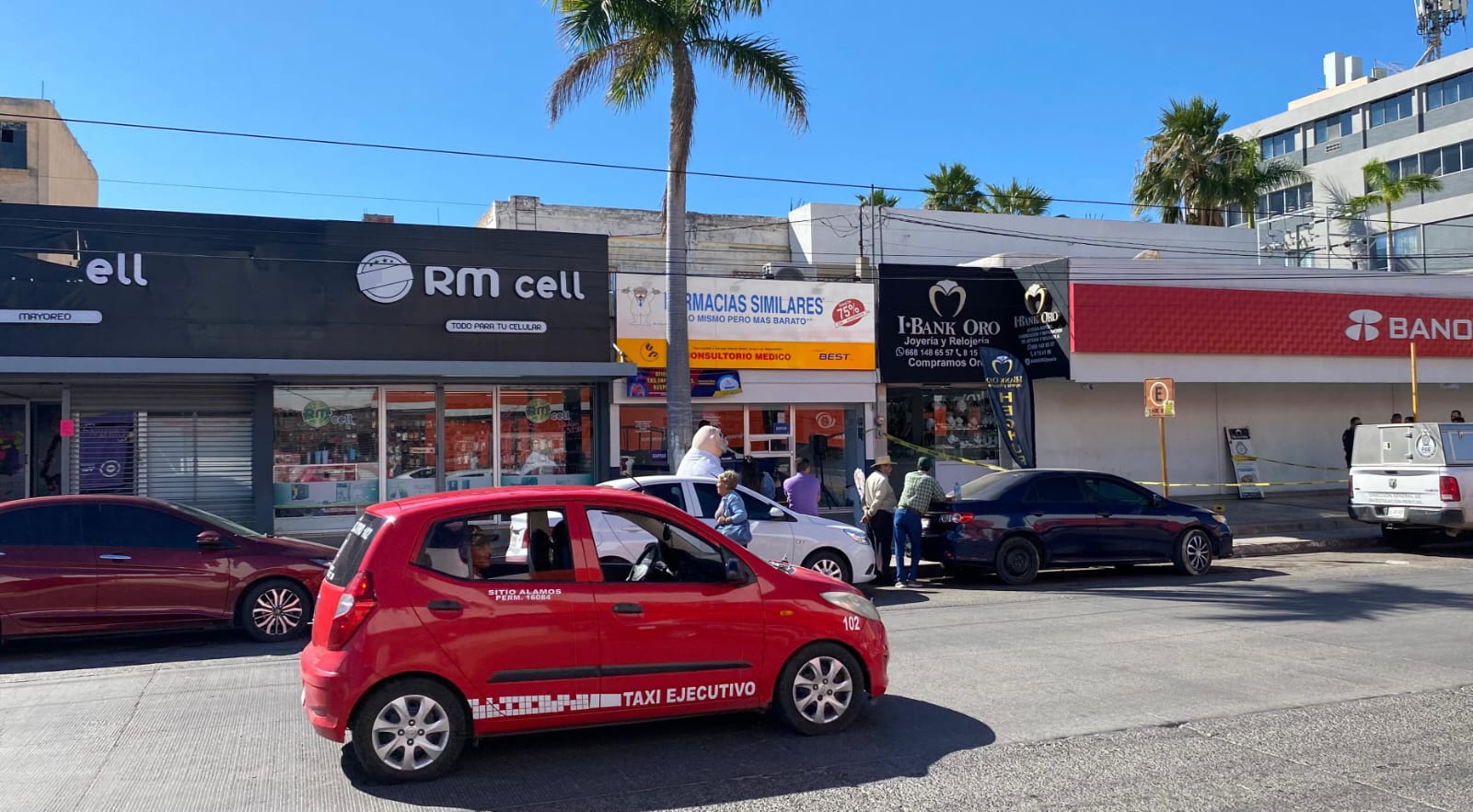 Con lujo de violencia y disparos, a plena luz del día, asaltan una joyería en Los Mochis