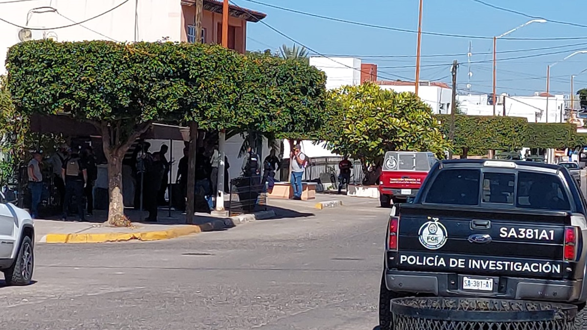 Aseguran casa y vehículos en cateo en Guamúchil, tras ataque que dejó a elemento de la FGE lesionado