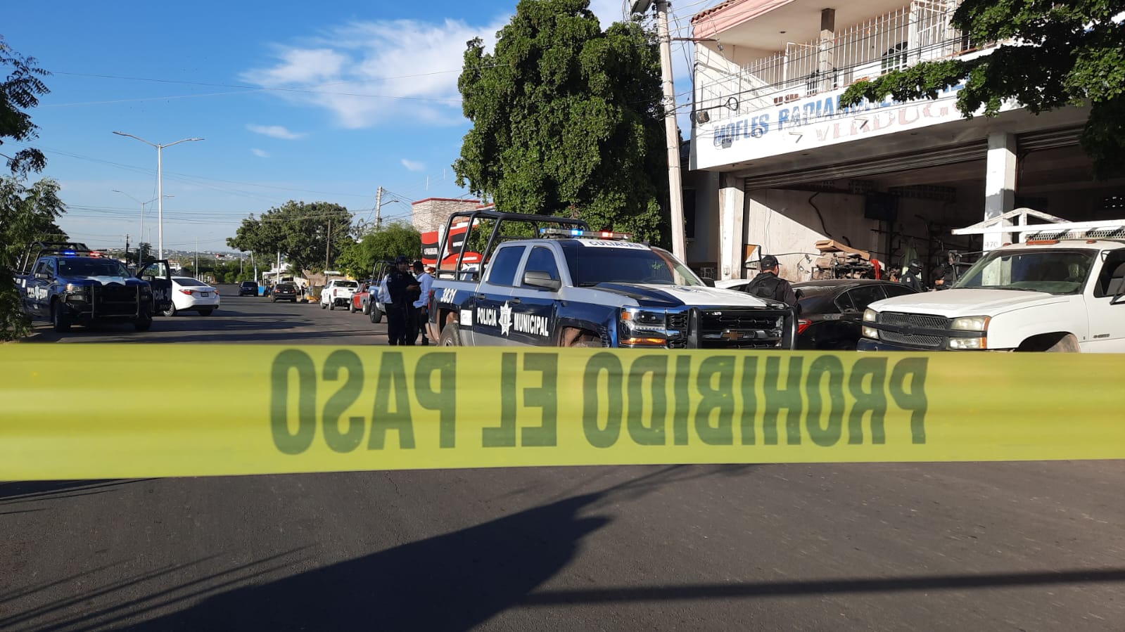 Asesinan a balazos a cliente en taller mecánico de Culiacán; hay un joven menor de edad herido