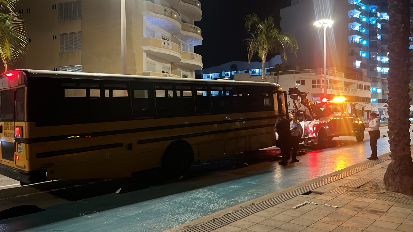 VIDEO: Camión escolar robado en Guasave provoca persecución y pánico en Mazatlán