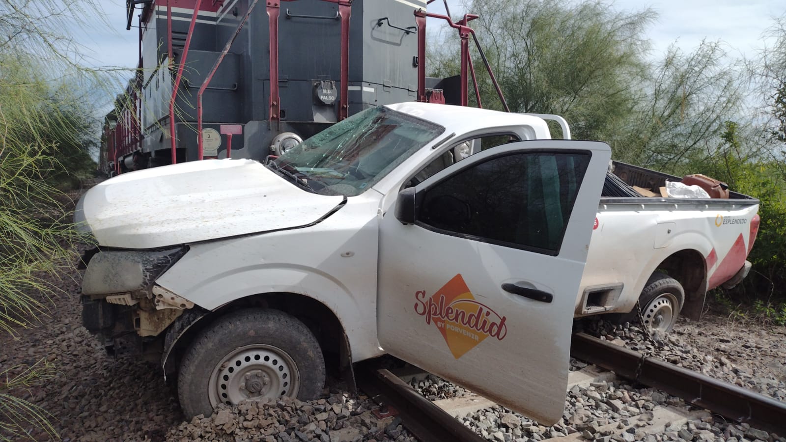 ¡Vive de milagro! Conductor es arrollado por el tren en El Fuerte; días antes había chocado con un tractor