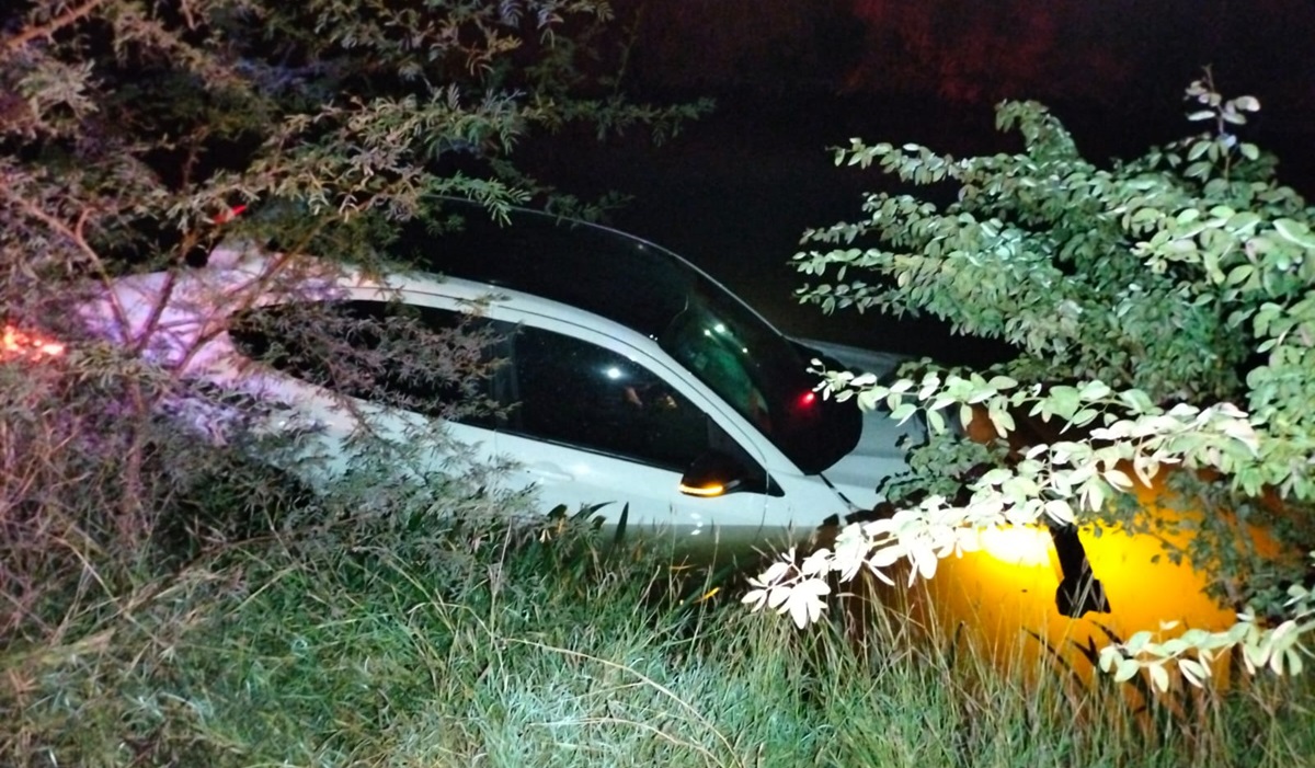 ¡Nuevecita! Conductor de Fiat 2024 cae a canal a orillas de carretera Mochis-Topolobampo