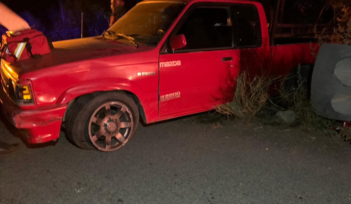 Accidente tipo salida de camino en la México 15 en Ahome deja dos personas lesionadas