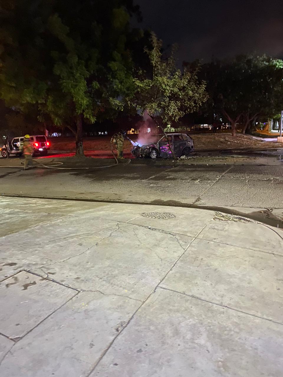 Chocan dos camionetas en Culiacán y una de ellas se incendia y queda totalmente calcinada