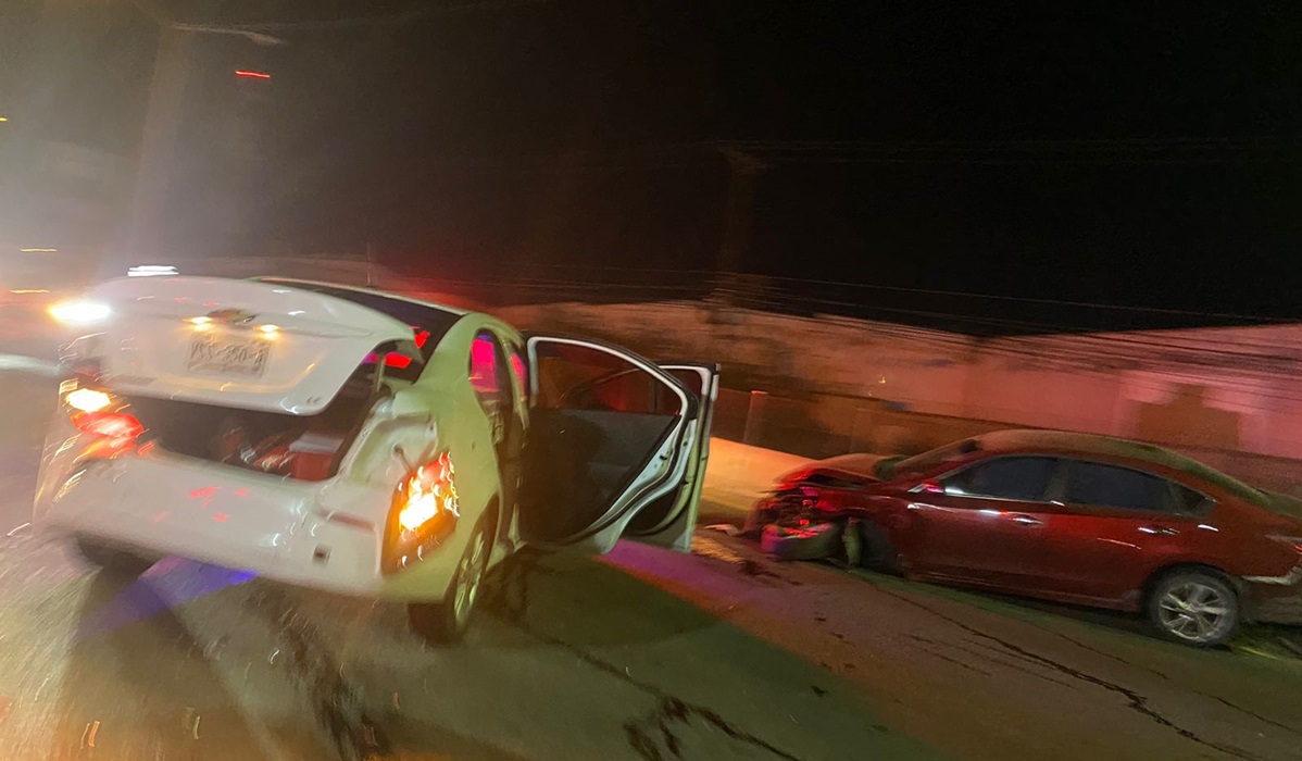 Vehículo invade carril y provoca carambola al sur de Mazatlán