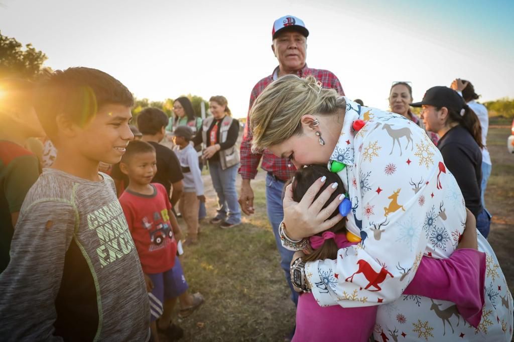 Caravana Navideña de DIF Sinaloa lleva alegría a Ahome, El Fuerte y Choix