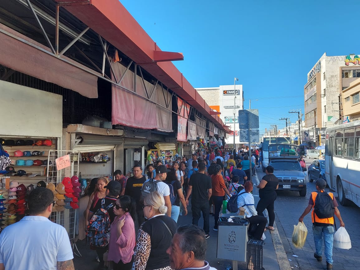 El centro de Mazatlán se llena de turistas, locales y tráfico en el último fin de semana del año