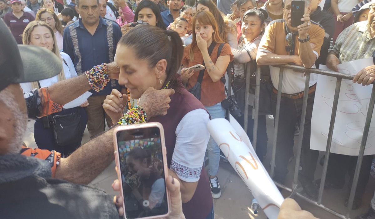 ¡Regalo especial! Chamán le regala amuleto a Claudia Sheinbaum durante su visita a Guasave