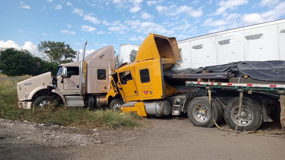 Se registra aparatoso choque entre dos tráileres sobre la Culiacán-Mazatlán