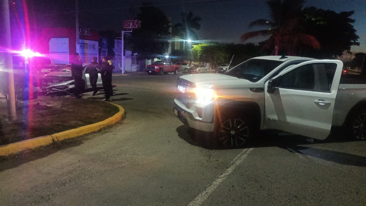 Cuantiosos daños materiales dejó choque la madrugada de este sábado en Guasave