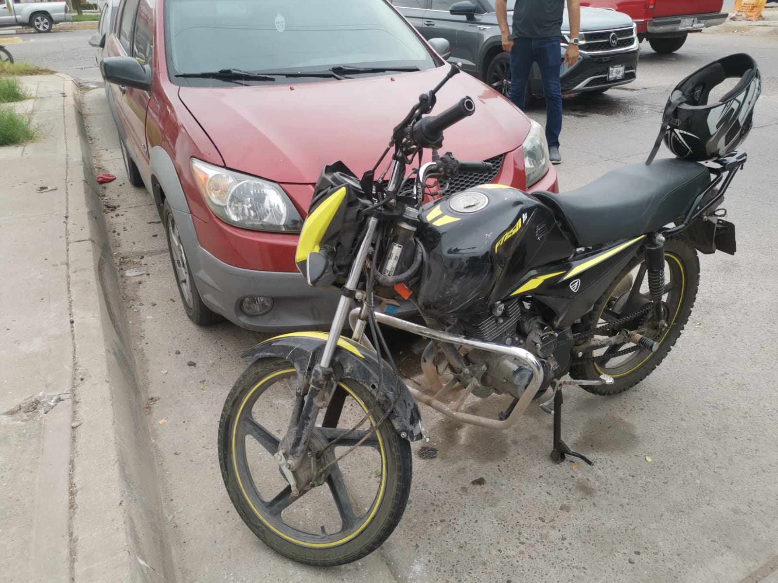 Padre e hija sufren accidente vial en Los Mochis; viajaban en moto y se impactaron contra una camioneta