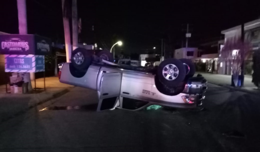 Conductor de camioneta vuelca en el Centro de Los Mochis