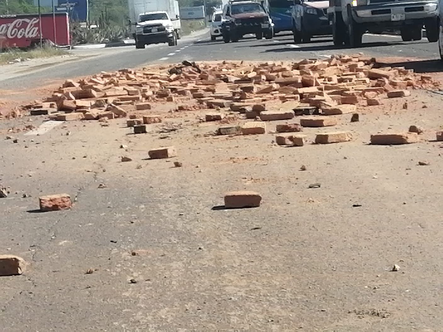 Choque entre camión de carga y camioneta provoca caos vehicular en Mazatlán