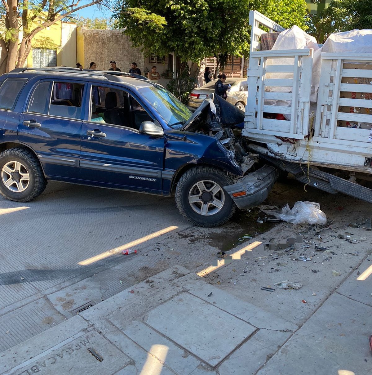 Una mujer en motocicleta resulta lesionada tras choque múltiple en Guasave