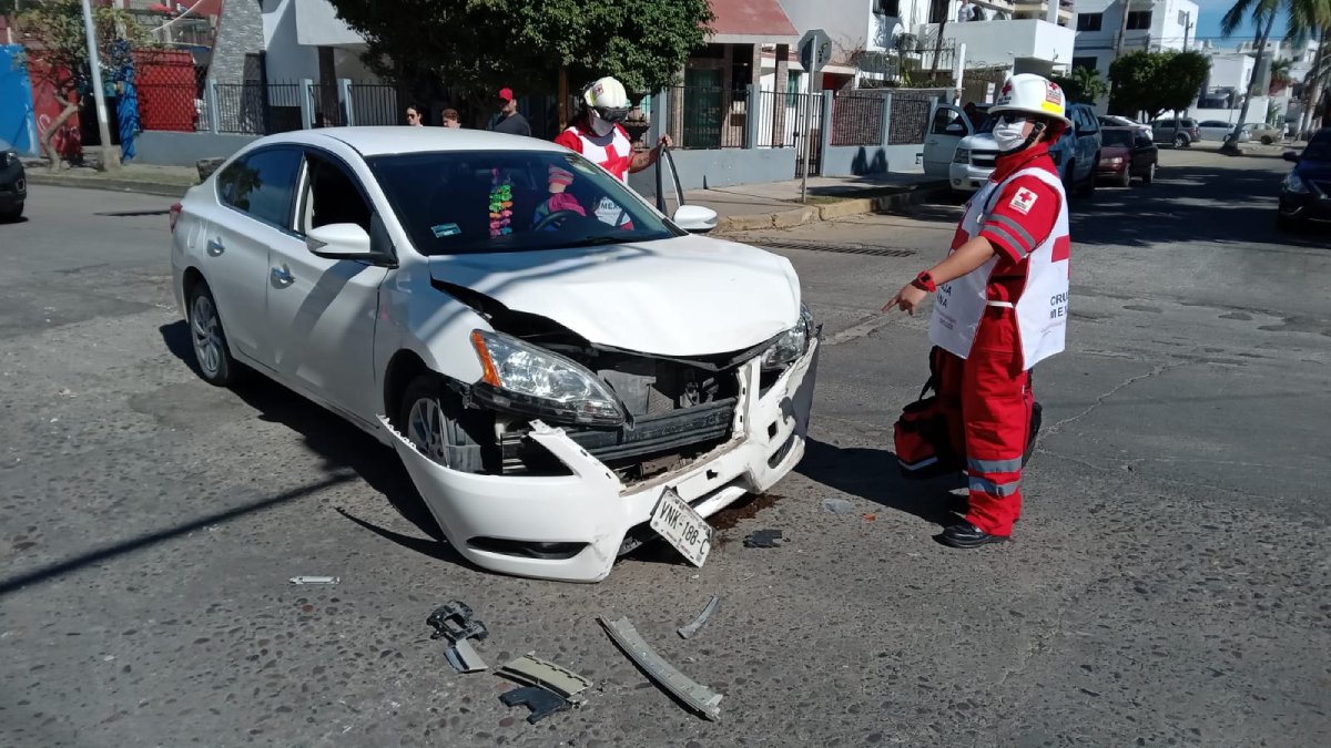 Se registra choque de dos vehículos sobre la avenida Cruz Lizárraga en Mazatlán