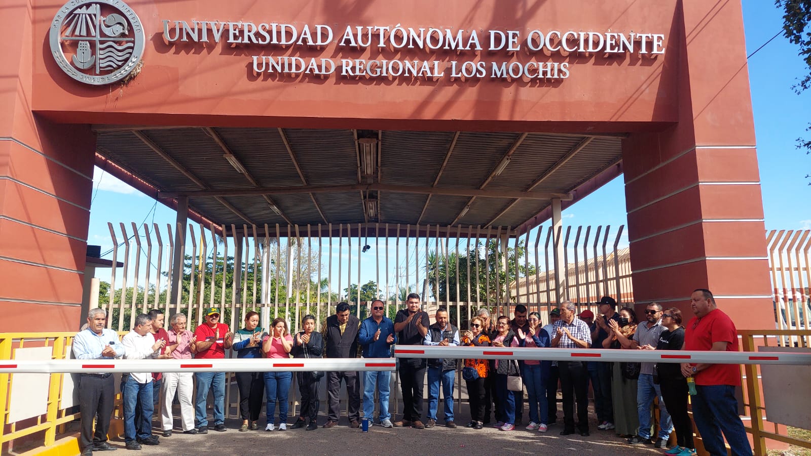 Con candado cierran de manera simbólica la UAdeO en Los Mochis, amenazan con tomar instalaciones el 4 de enero