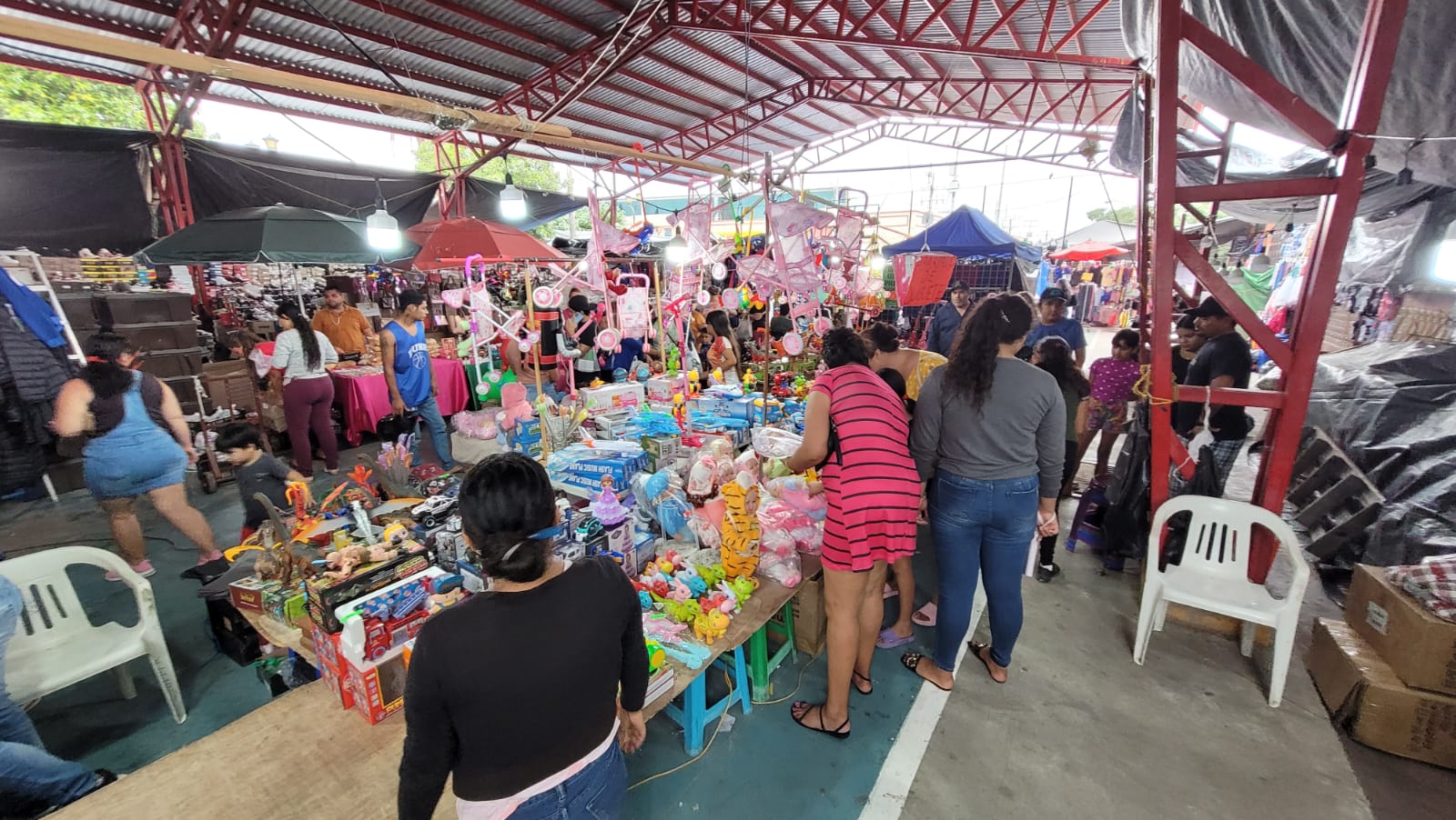 Por compras de último momento, aumentan las ventas de juguetes en el tianguis navideño en la Juárez en Mazatlán