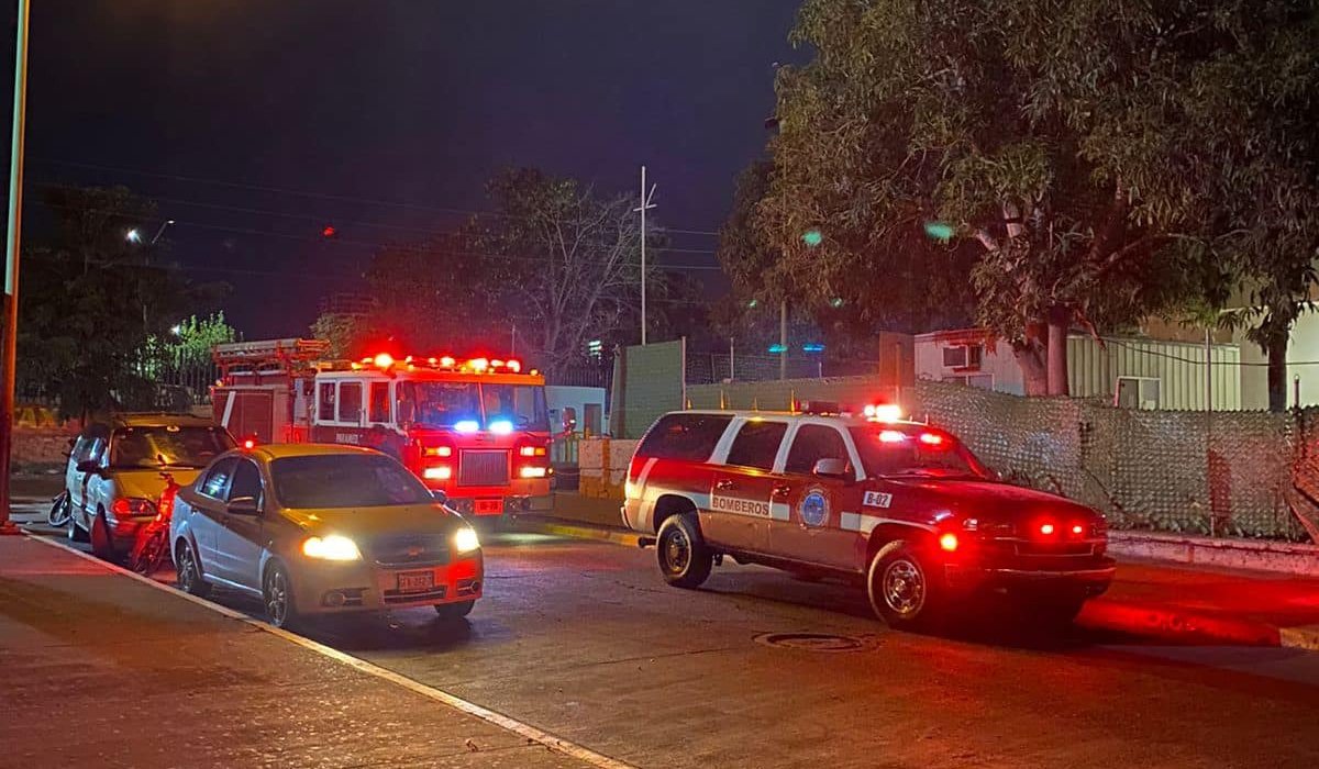 Sale humo del IMSS Mazatlán, evacúan a 20 personas por conato de incendio