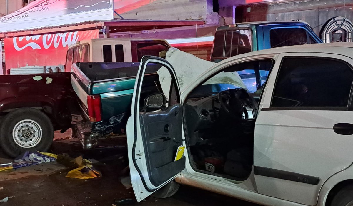 Conductor de un Matiz choca contra dos camionetas estacionadas sobre la avenida Revolución, en Culiacán