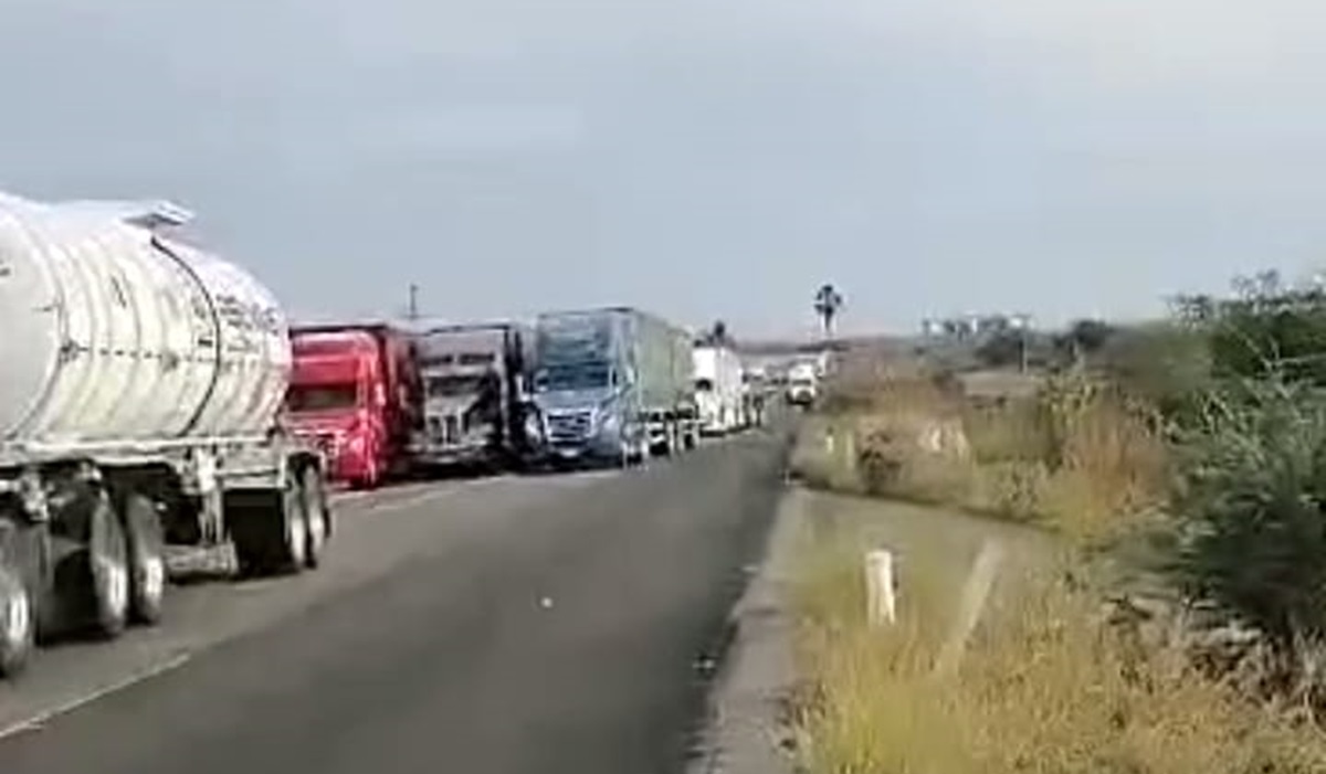 Continúa cerrada carretera de Elota a Canachi por volcadura de pipa