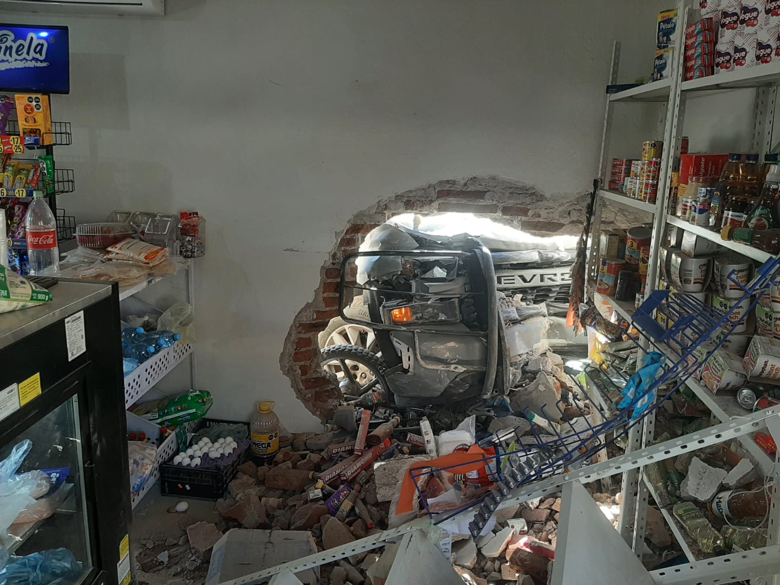 “Escuchamos el choque y salimos corriendo, mi papá estaba tirado en la tienda”