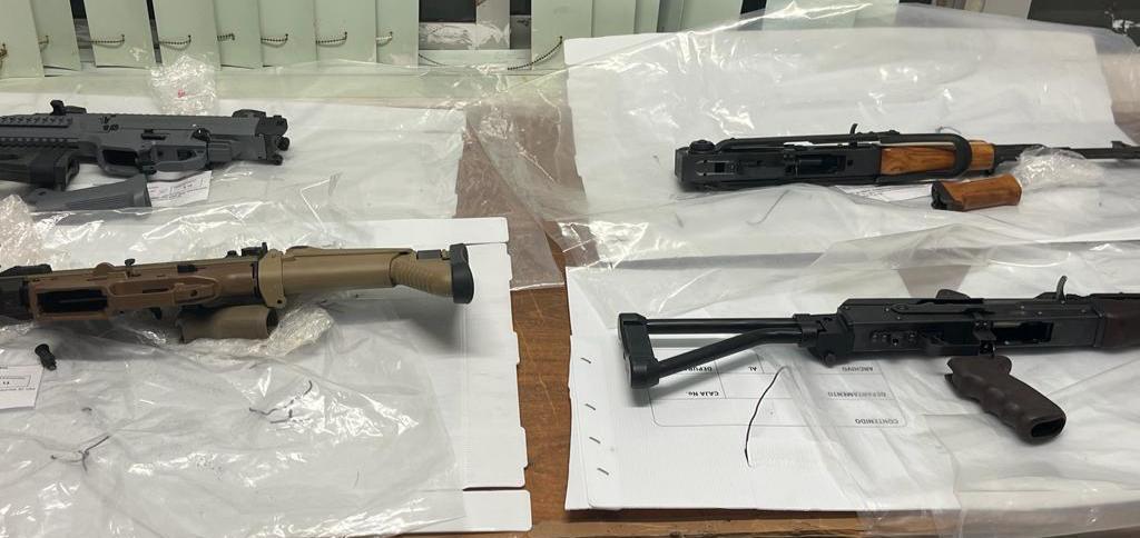 Vinculan a proceso a dos personas por el delito de portación de arma de fuego en Escuinapa