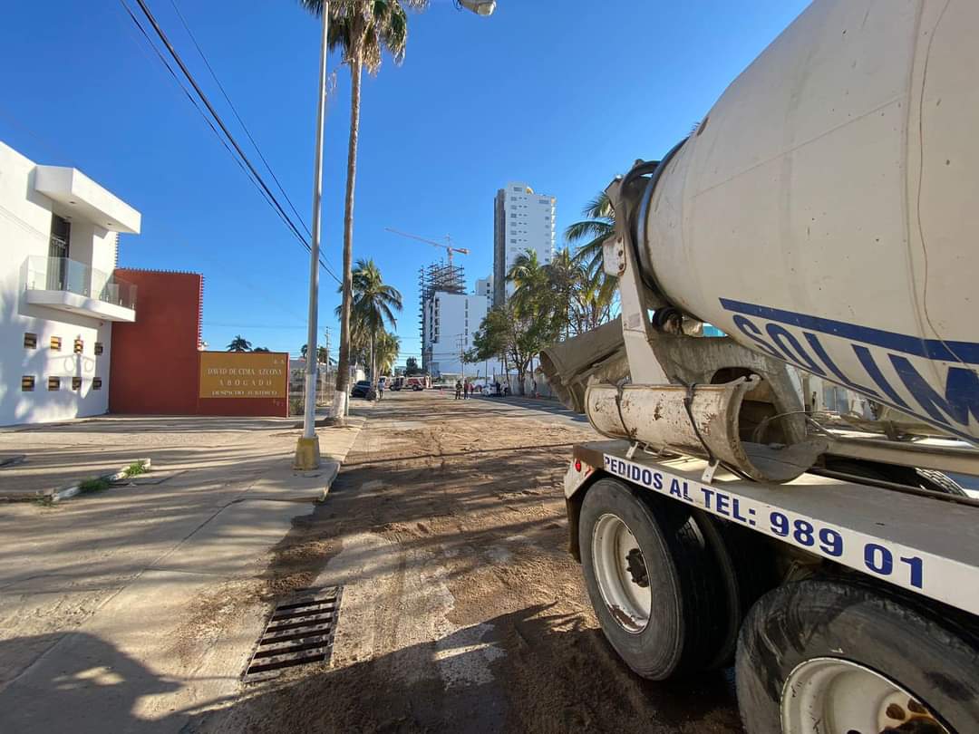 Accidente vehicular provoca derrame de combustible en Mazatlán