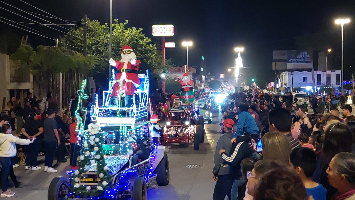 Espectacular Desfile Navideño reúne a cientos de familias en Salvador Alvarado
