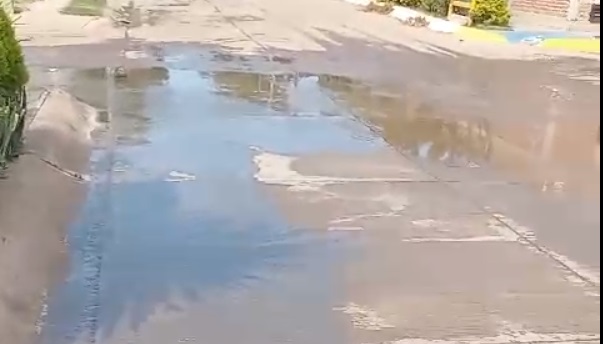 En Urbi Villa Del Real, en Mazatlán, desperdician a diario miles de litros de agua desde hace tres meses