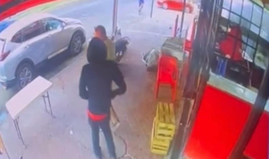 ¡Lo sacaron de la pollería! Robacarros quedan grabados al despojar a conductor de su camioneta, en Culiacán