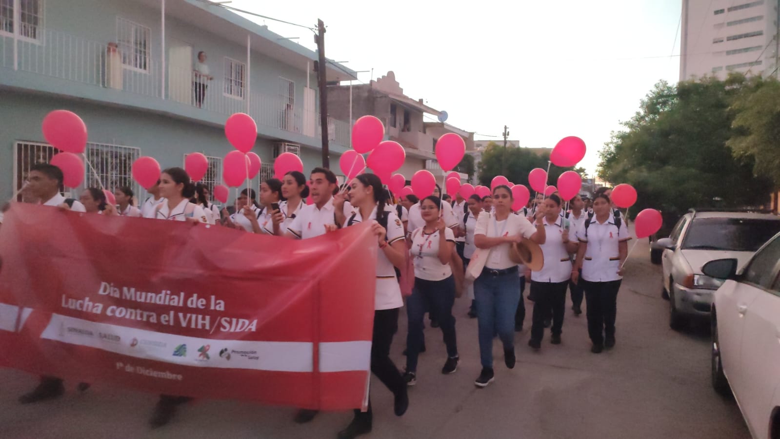 Conmemoran el Día Mundial de la Lucha Contra el VIH-SIDA en Mazatlán con una marcha pacífica
