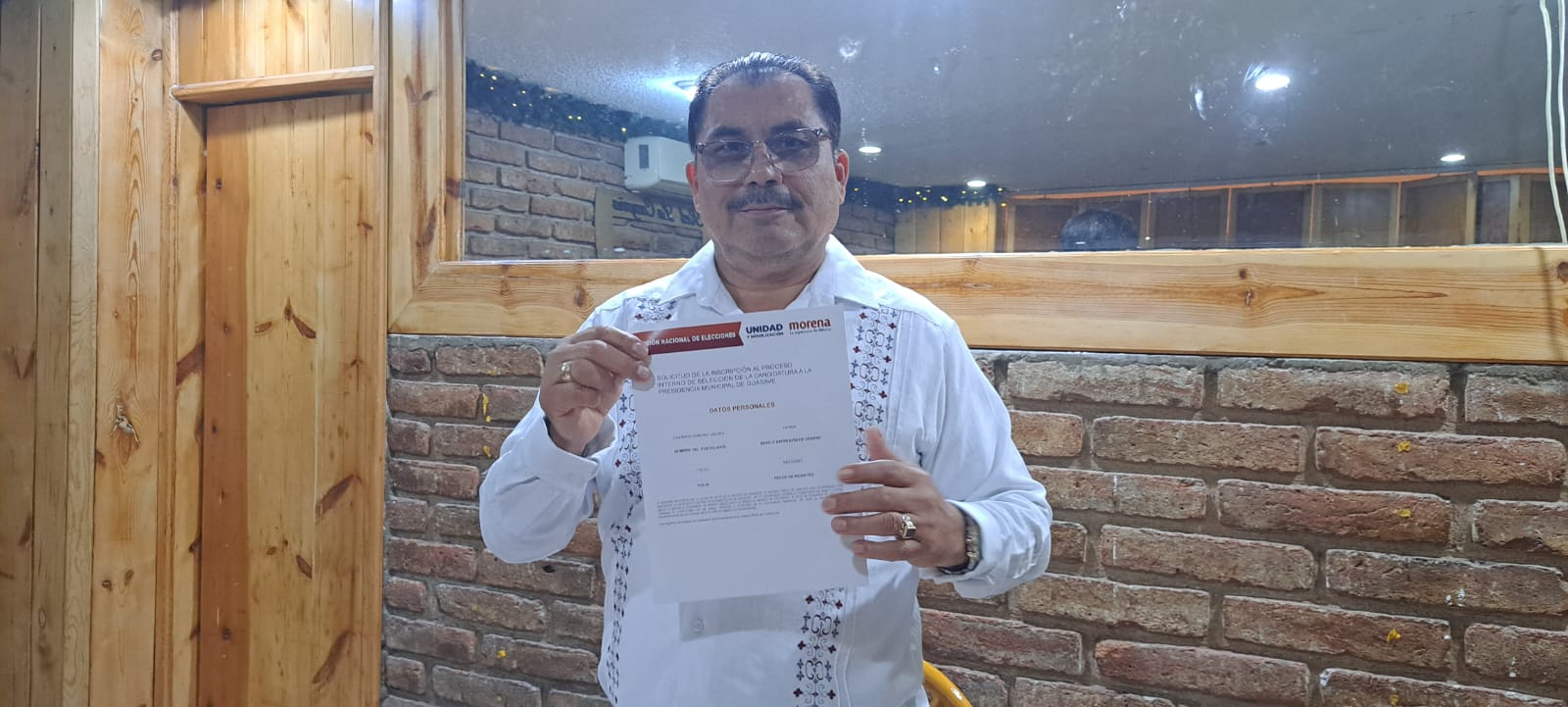 Lista de aspirantes a la interna de Morena está llena de oportunistas: Casimiro Zamora; muestra su inscripción