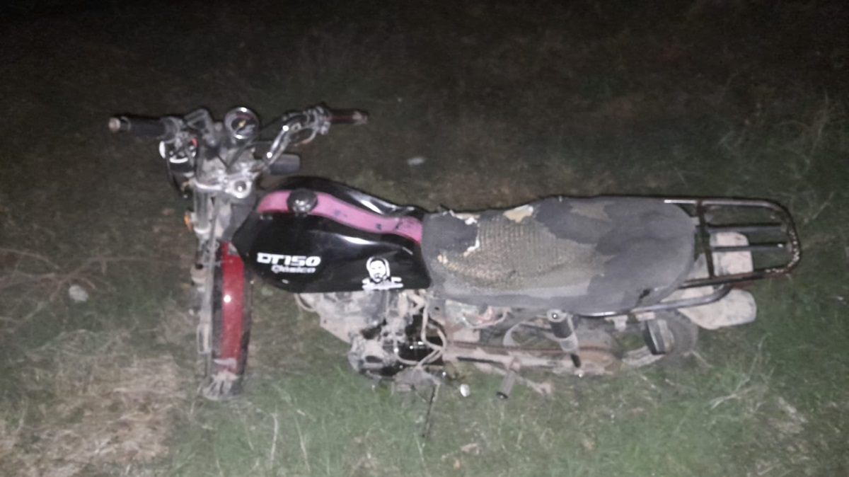 Dos jóvenes motociclistas resultan lesionados en choque contra camioneta en Guasave
