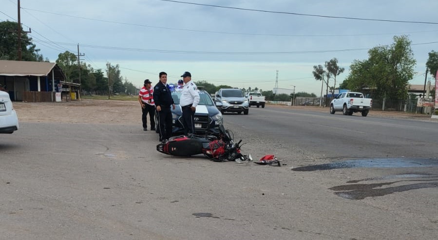 Motociclista se impacta contra un vehículo a la entrada del Ejido Mochis