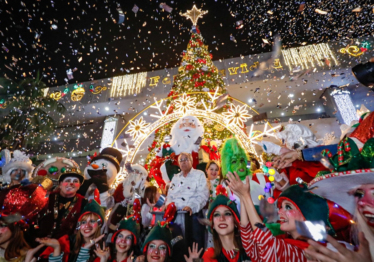 ¡Felices fiestas! Rocha Moya enciende el árbol gigante de Navidad en Palacio de Gobierno