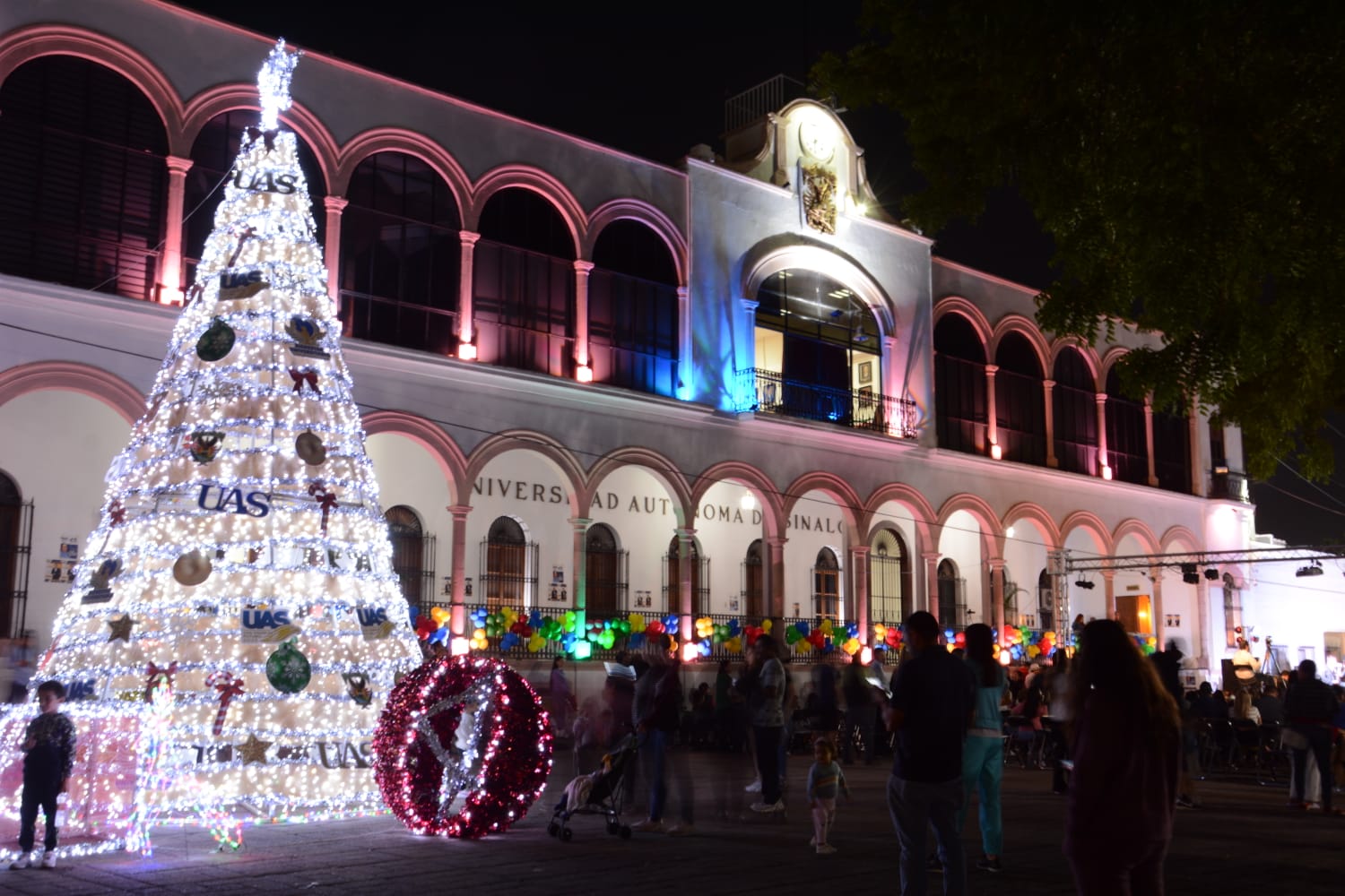‘Que Sinaloa regrese a la ruta de la armonía’: Robespierre durante encendido del árbol navideño de la UAS
