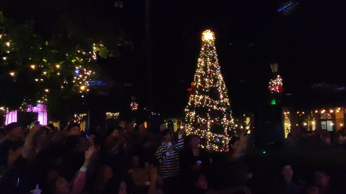 El espíritu navideño ilumina la plazuela Machado en Mazatlán