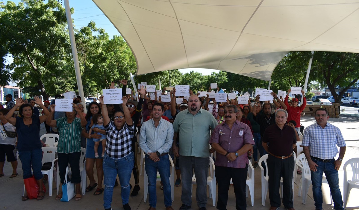 Por primera vez, tianguistas de Mazatlán reciben equipamiento para sus puestos del estado y municipio