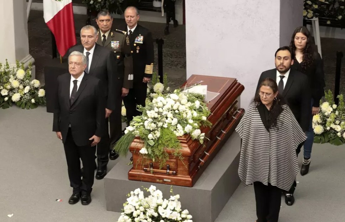 Desmienten en Mañanera supuesta foto de AMLO en funeral de mamá de ‘El Chapo’