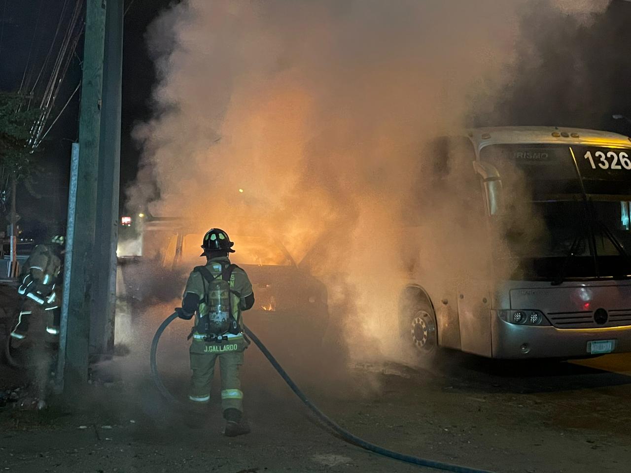 En Mazatlán, se incendia una camioneta de carga que se encontraba estacionada